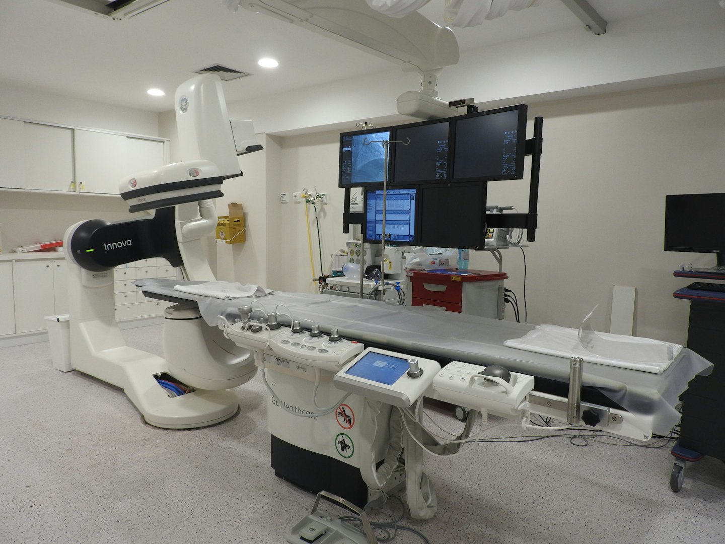 Sistema avanzato di imaging C-arm in una sala operatoria sterile.